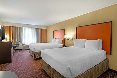 Suite-2 Queen Beds Non-Smoking Sofabed For One Person Microwave Fridge Wi-Fi Full Breakfast