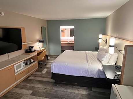 King Room with Hearing Impaired - STREET VIEW