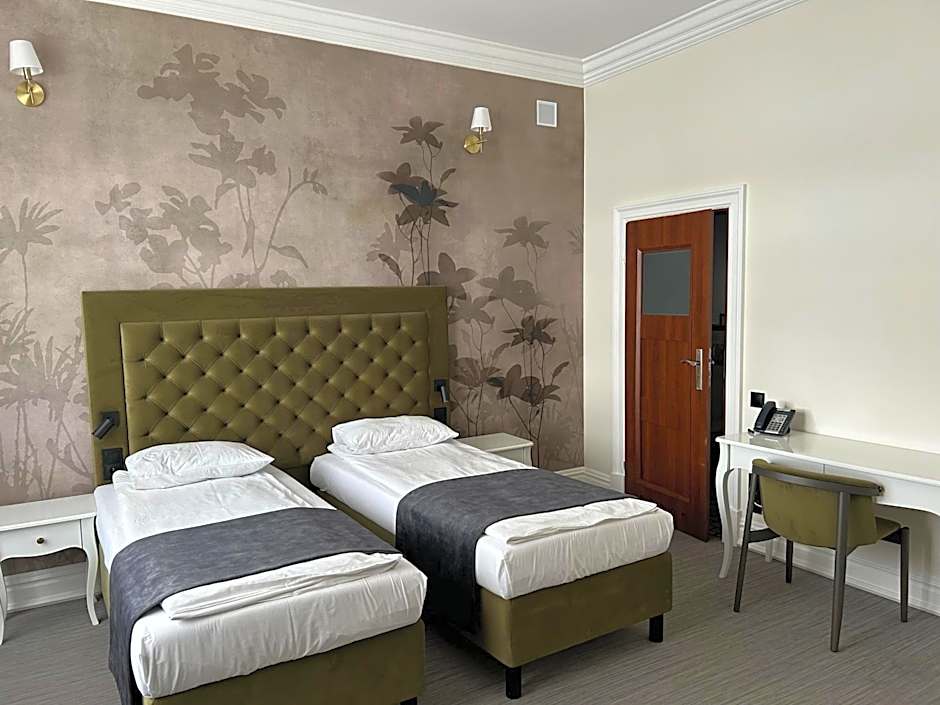 Oficerski Yacht Club