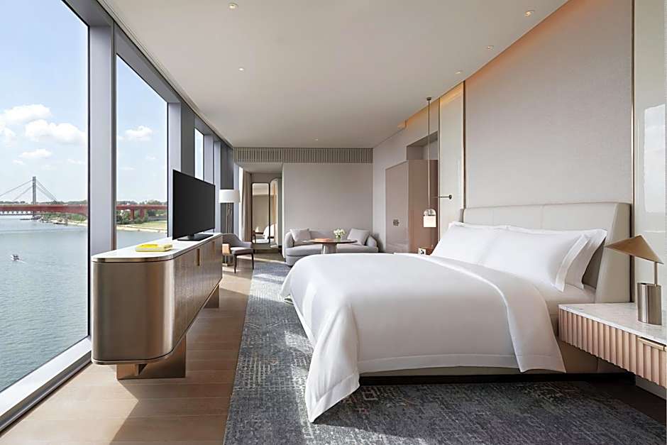 Photo 1 of 8 of Deluxe Grand 1 King Bed