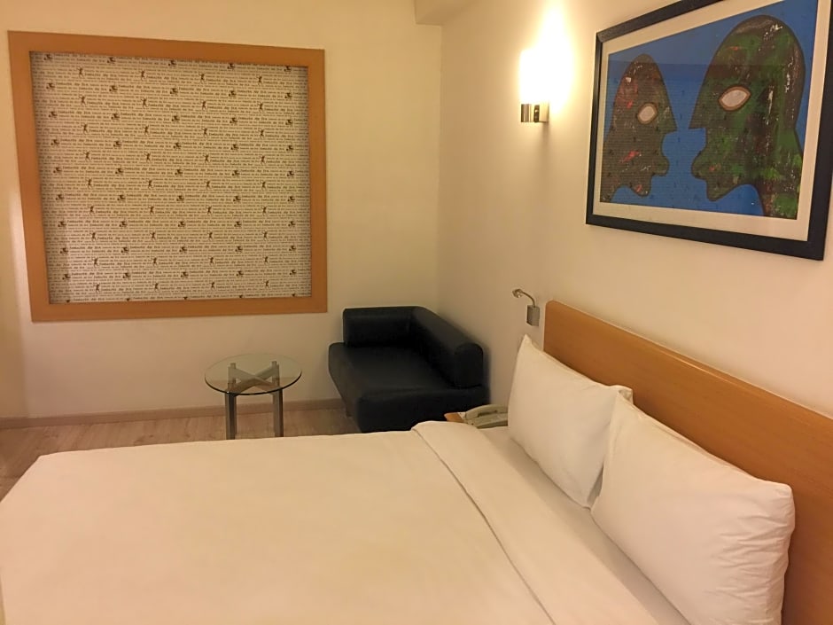 Red Fox by Lemon Tree Hotels, Sector 60, Gurugram