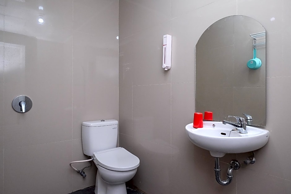 RedDoorz near Alun Alun Magelang 2