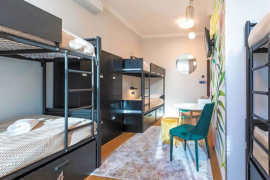 Forrest Apartments & Hostel