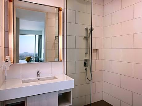 Deluxe King Room with Panoramic Scenery