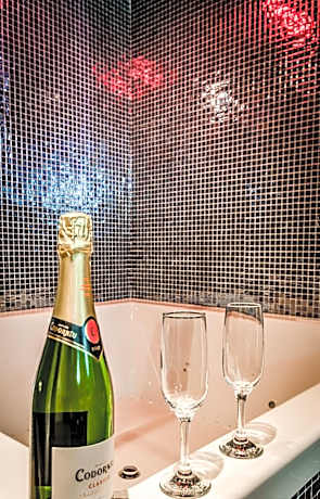 Deluxe Queen Room with Spa Bath-Smoking