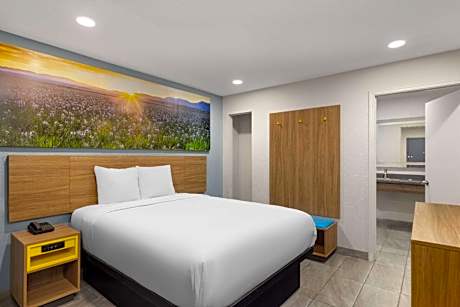 Days Inn by Wyndham Bakersfield