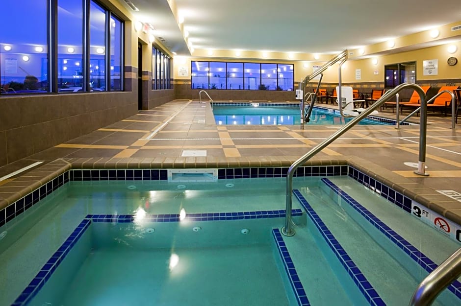 Holiday Inn Express & Suites Fort Dodge, an IHG Hotel