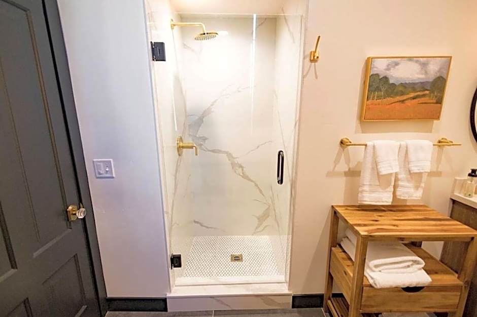 Speakeasy King Suite (Rm 2)