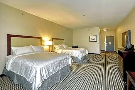 Standard Queen Room with Two Queen Beds and Mobility Accessible Tub