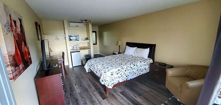 Photo 1 of 10 of 1 Queen Bed, Sea View