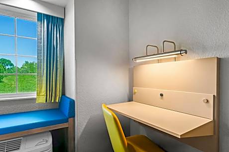 1 Queen Bed, Suite, Non-Smoking