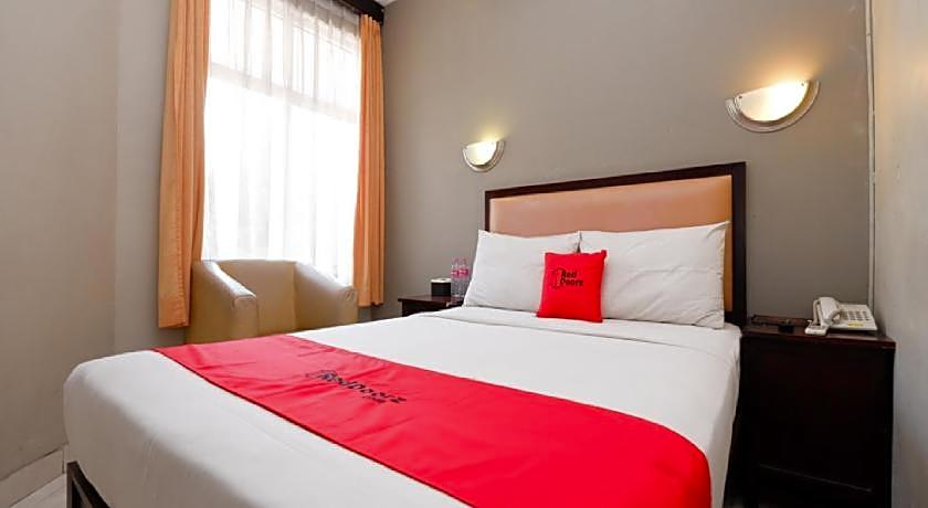 RedDoorz Plus @ Singosari Raya