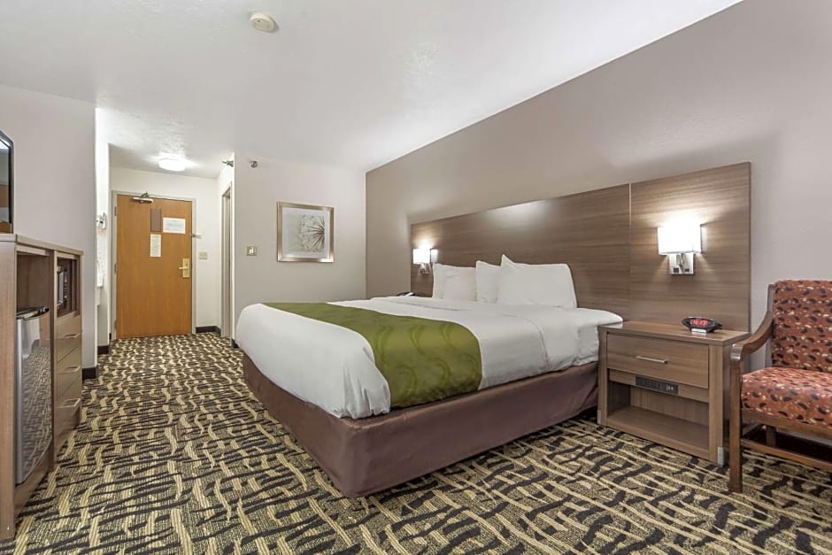 Quality Inn & Suites West Omaha - NE Linclon