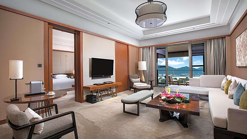 Foto 1 di 7 di 1 Bedroom 1 King Bed Suite, Lake View