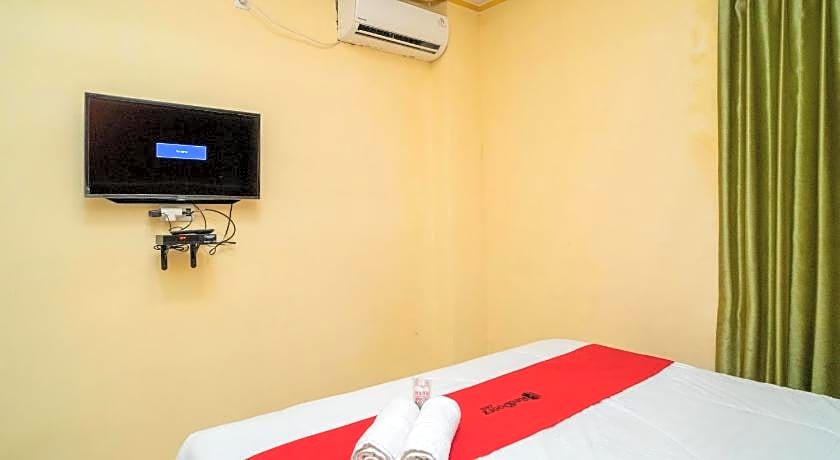 RedDoorz Plus Syariah near Pasar Turi