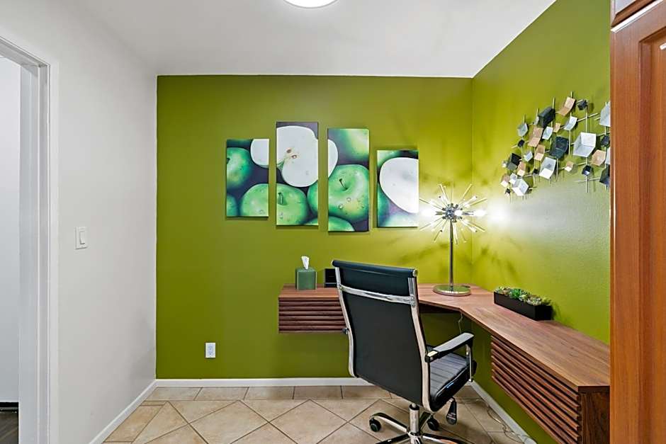 Beverly Hills Gem 1 BR Apt with Parking 218