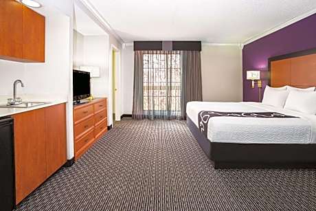 Deluxe King Suite - Non-Smoking