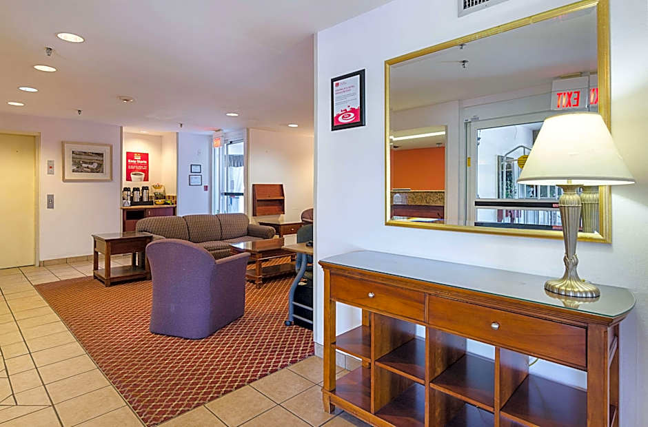 Econo Lodge Inn & Suites