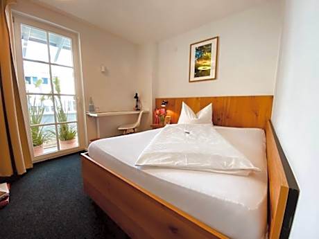 Deluxe Single Room with Queen Bed