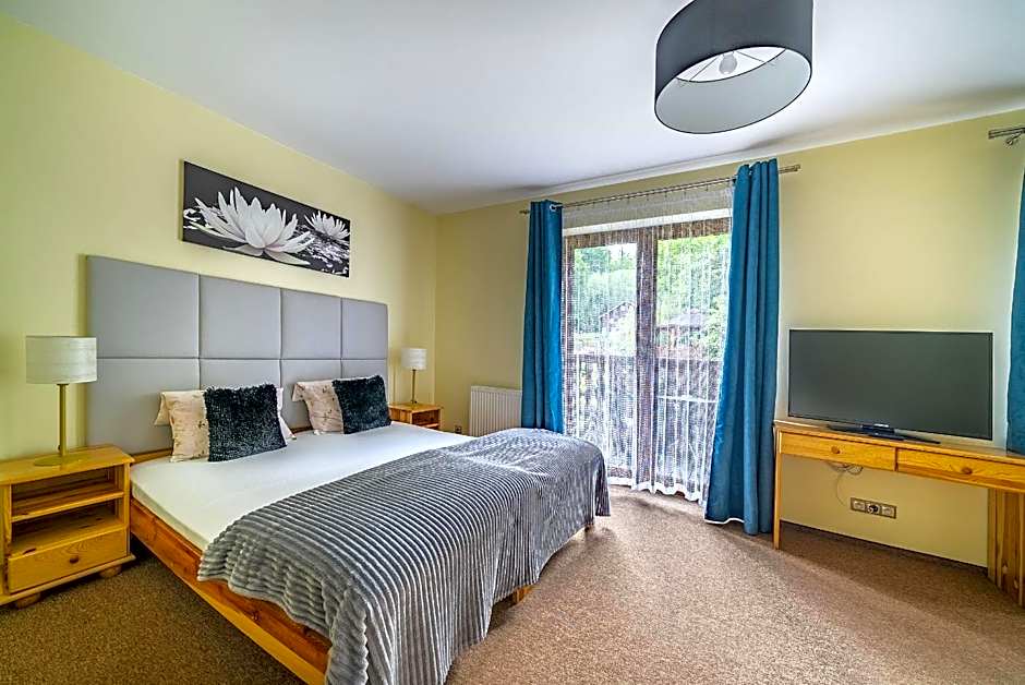 Nefryt - lodówka i czajnik w pokoju, dwa aneksy kuchenne ogólnodostępne, duży parking