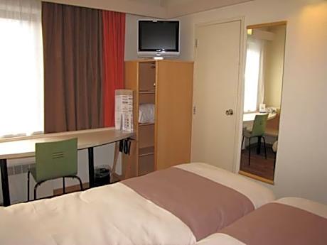 Room with 2 single beds equipped with the new bedding
