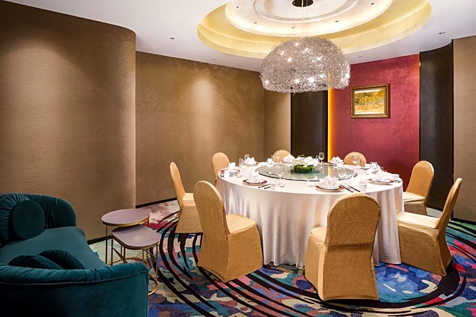 Renaissance by Marriott Shanghai Yu Garden Hotel