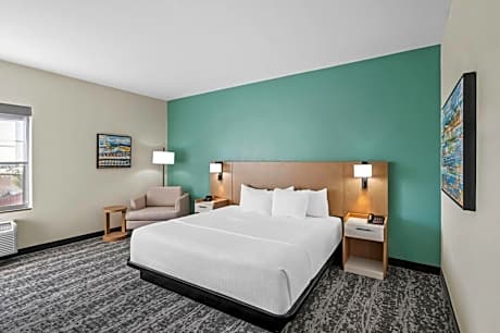 Deluxe King Room with Bath Tub - Mobility Accessible/Non-Smoking