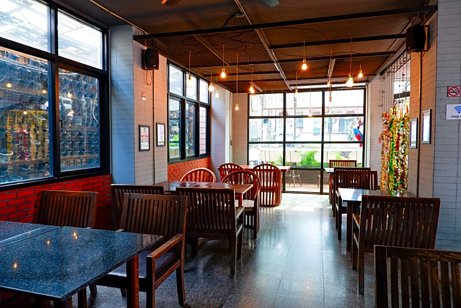 18 Coins Cafe & Hostel