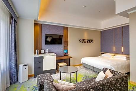 Comfort Floor Deluxe King Room - Non-Smoking