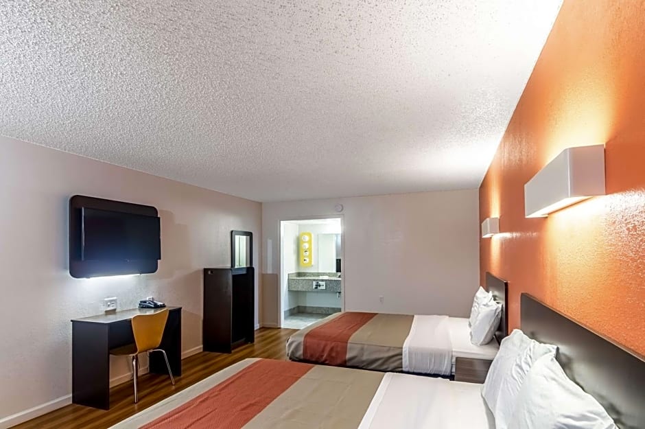 Motel 6-Clinton, OK