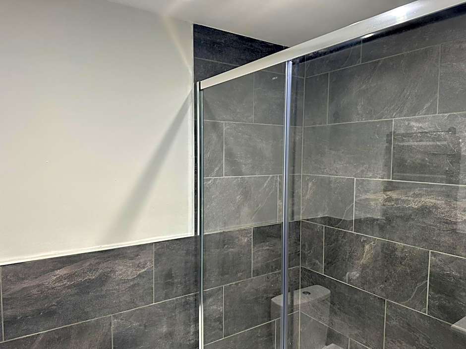 Adam Court Apartments - PE1 - Contractor Friendly - Choice of Studios or 1 Bed Apartments - Free Parking - Sofa Beds - Sky TV - Full Kitchen - Washer Dryer - WiFi