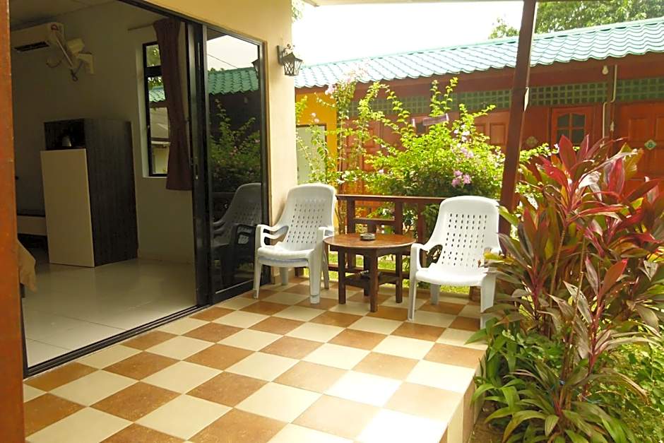 Cheers Garden Chalet