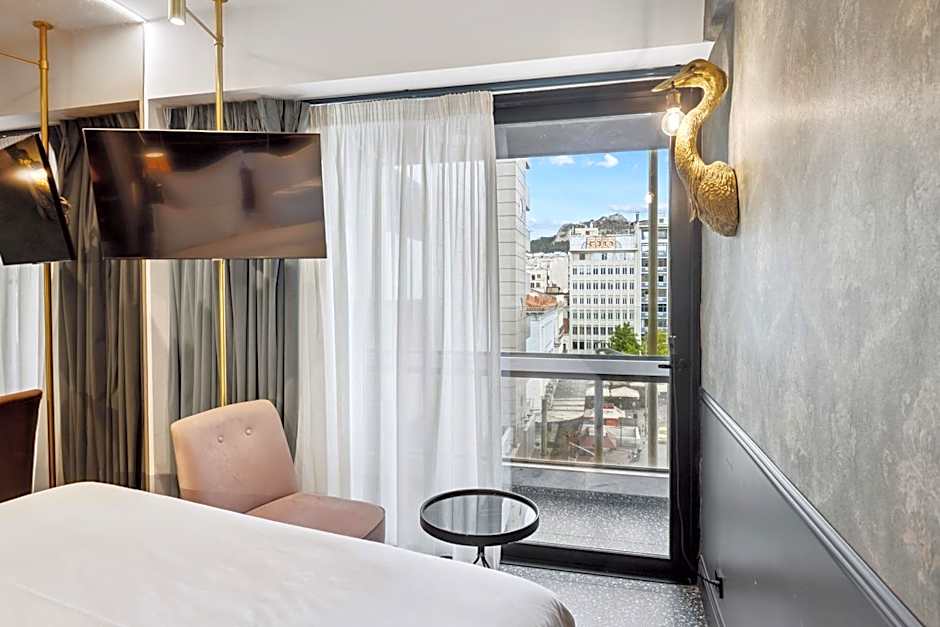 Skylark, Aluma Hotel & Resort