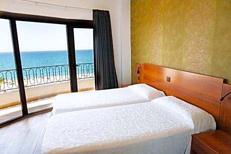 Double or Twin Room with Front Sea View (2 Adults + 1 Child)