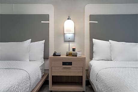 2Qn Mobility/Hearing Access Tub Suite