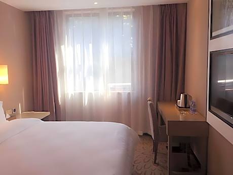 Business Queen Room