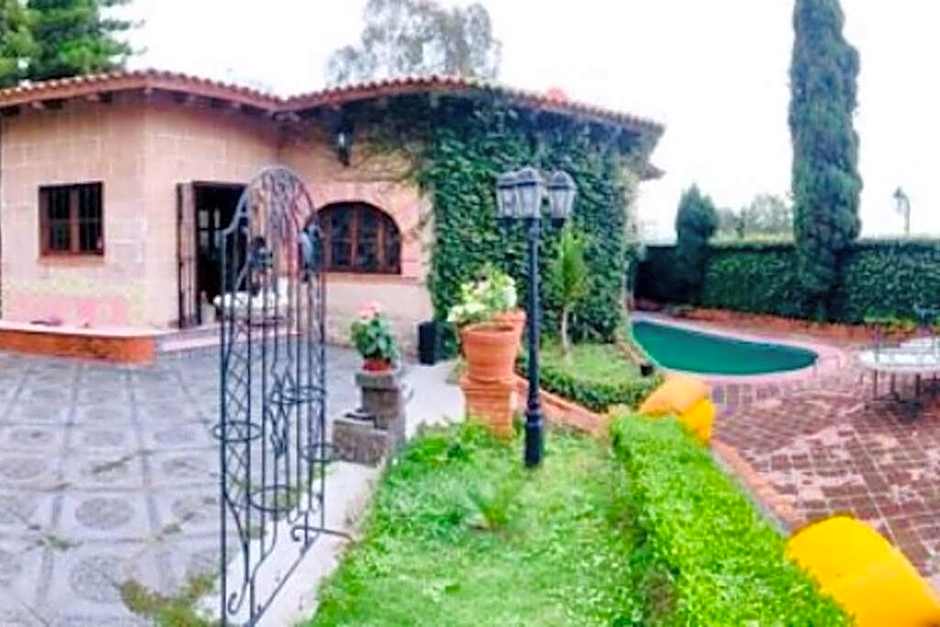 Residencia estilo Californiana Jardín de los Soles