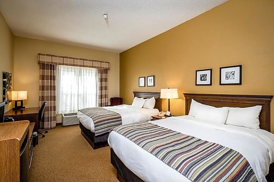 Country Inn & Suites by Radisson, Salina, KS