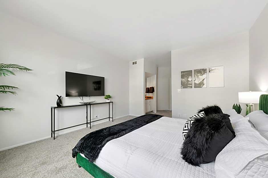 Beverly Hills Glamour Oasis 2 BR Apt with Parking 304