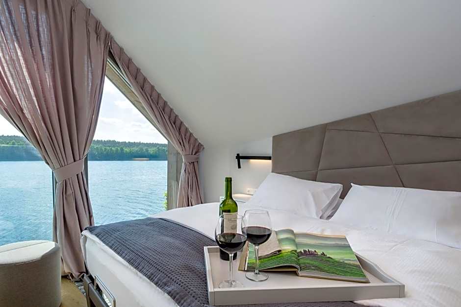 PRZYSTAŃ WYGONIN knéżka i wino