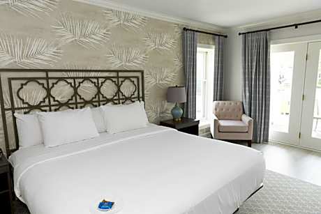 Deluxe Non-Lakeview King Room with Balcony