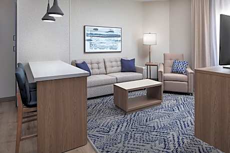 One-Bedroom Queen Suite