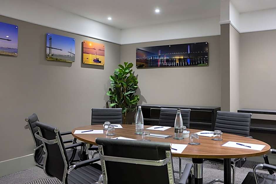 DoubleTree by Hilton Dartford Bridge