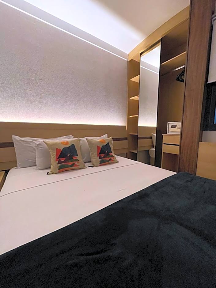 Flat PRAIA Home Experience Dante Michelini