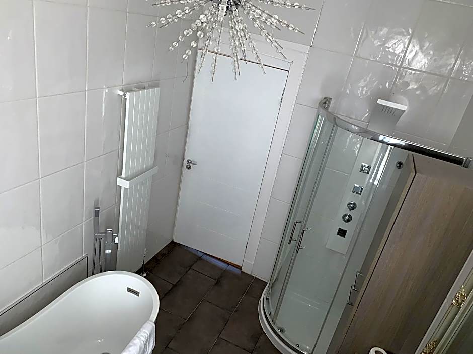 Village Tavern Apartment