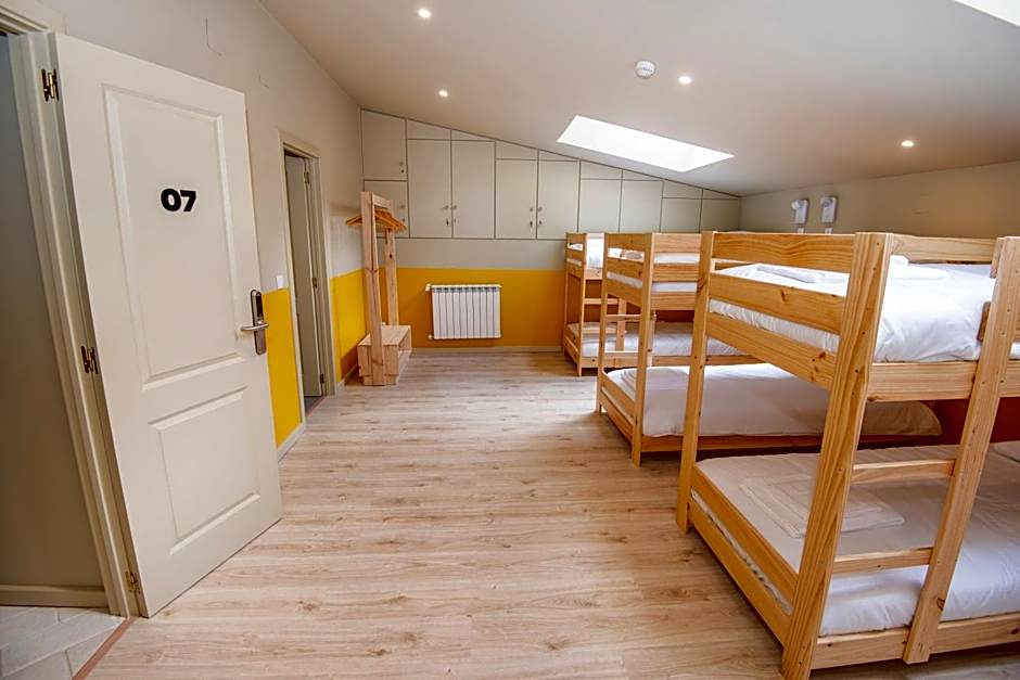 Single Bed in Female Dormitory Room — 6 fotoğraftan 1. fotoğraf