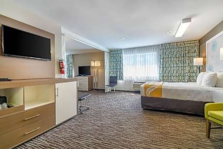 2 Queen Beds, Suite, Nonsmoking, Upgrade