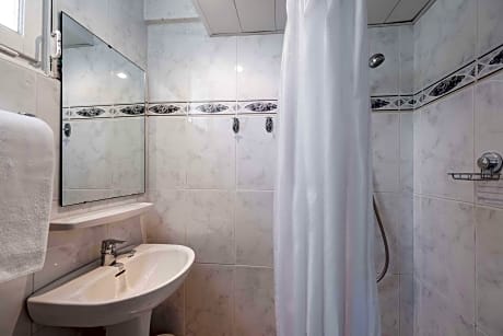 Triple Room with 2 private bathrooms