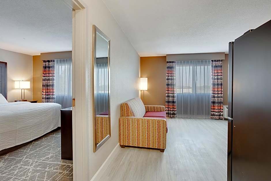Orangewood Inn & Suites Kansas City Airport