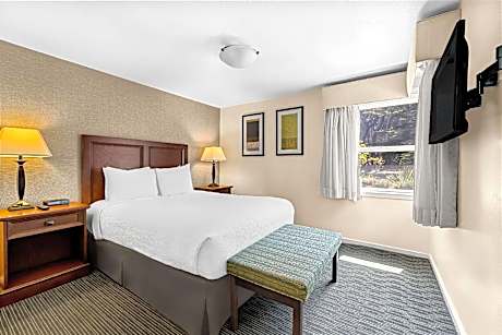 SUITE-2 QUEEN BEDS,NSMK,COTTAGE,LIVINGRM,FULL KITCHEN,HISPD,CONTINENTAL BREAKFAST